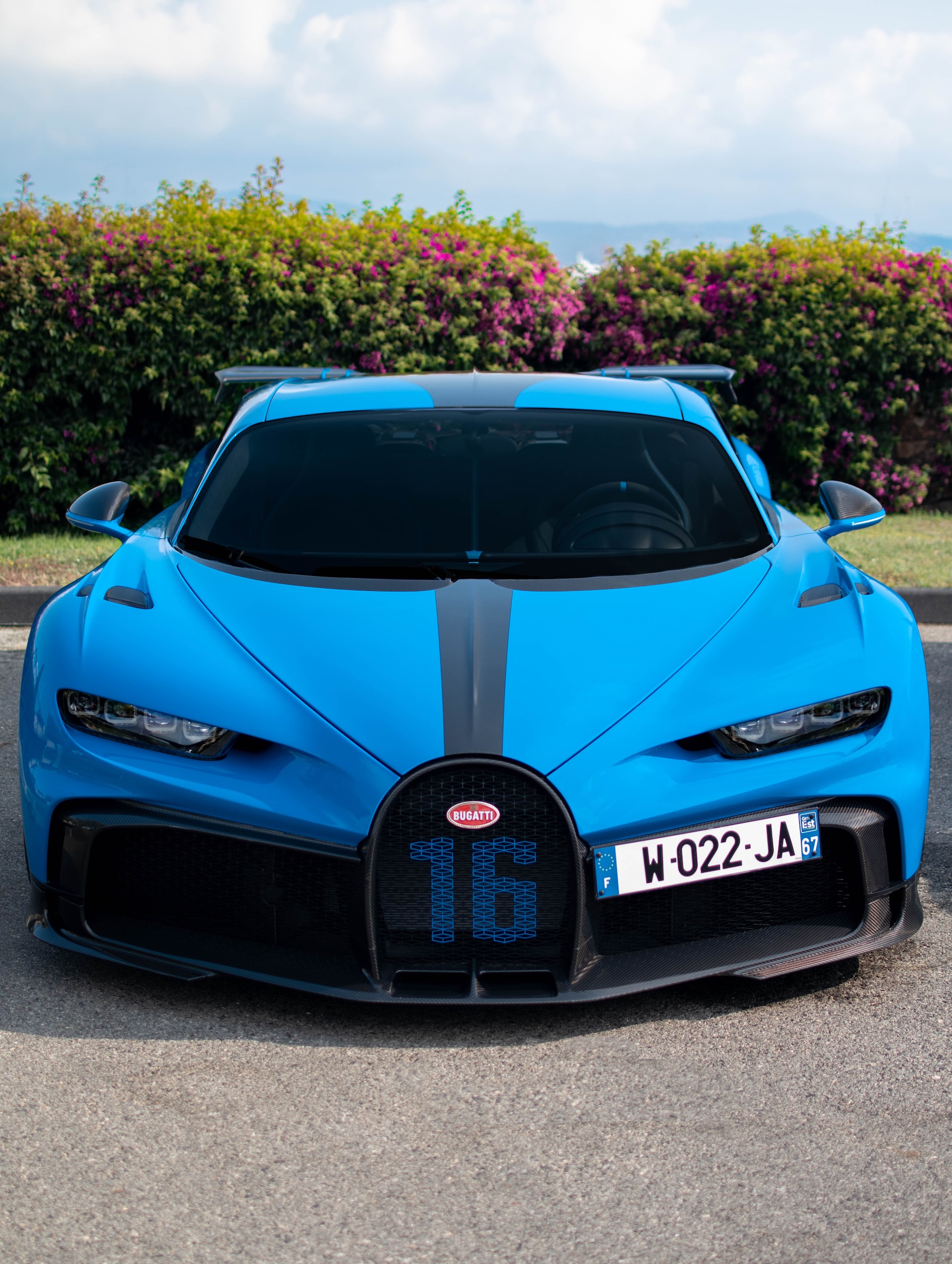 Bugatti Takes Center Stage: Two Iconic Cars Grace Villa D’Este