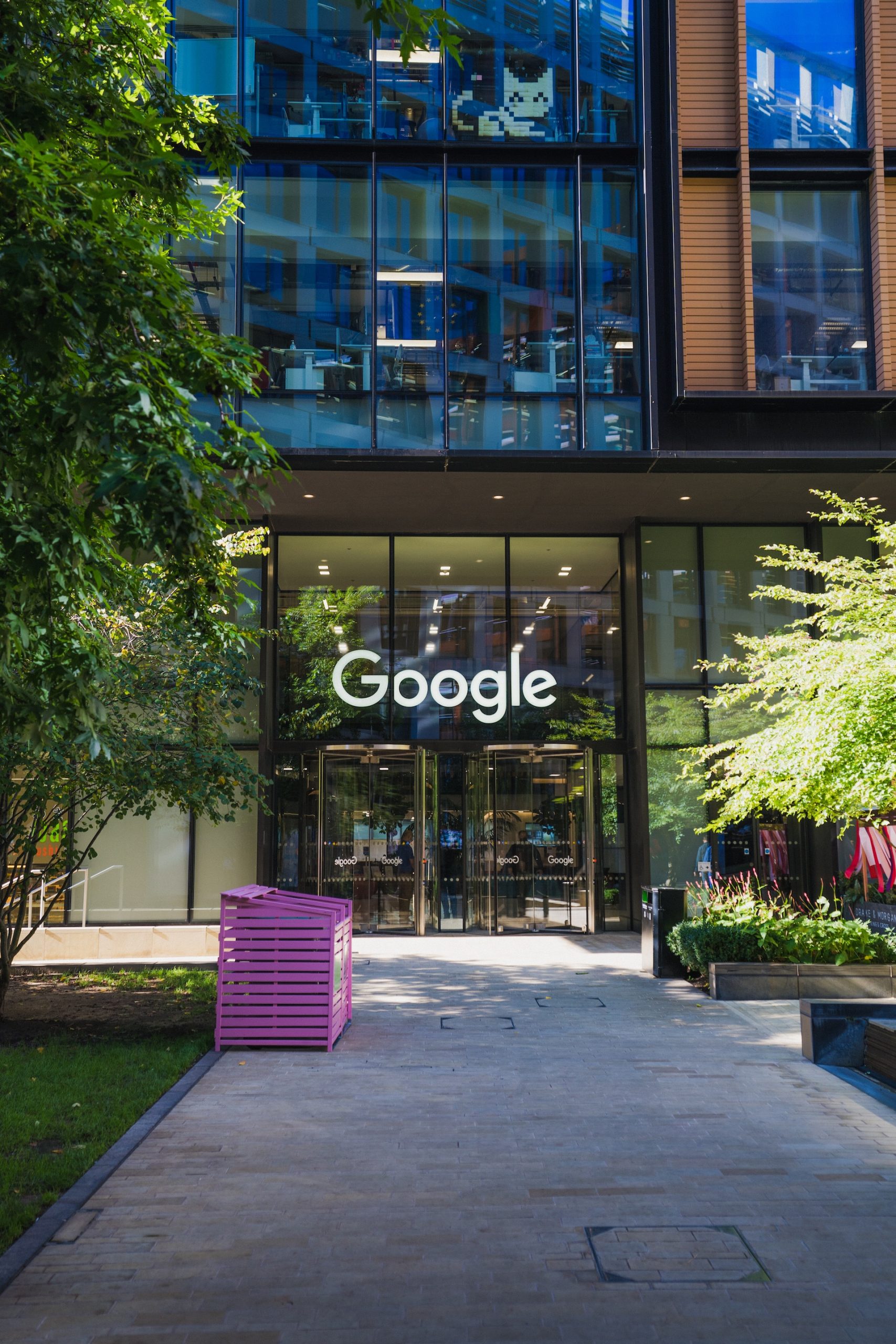 Unveiling Employee Sentiments: Google Faces Criticism Over Return-to-Office Crackdown!