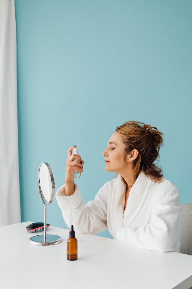Setting Powder vs. Setting Spray: Decoding the Battle of the Finishing Touch