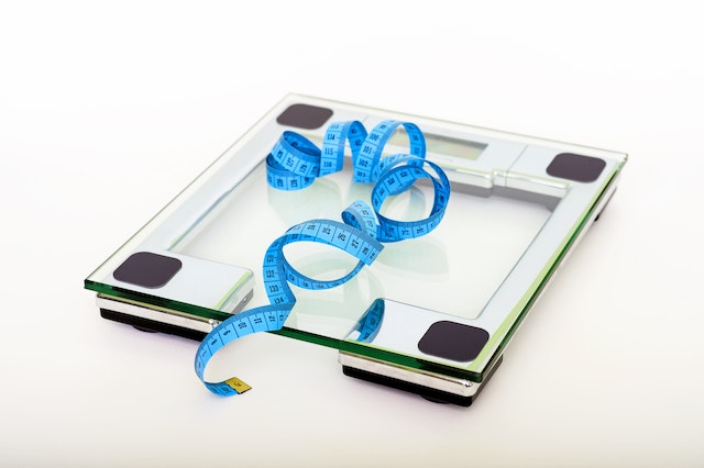 The Daily Scale: Pros and Cons of Weighing Yourself Every Day