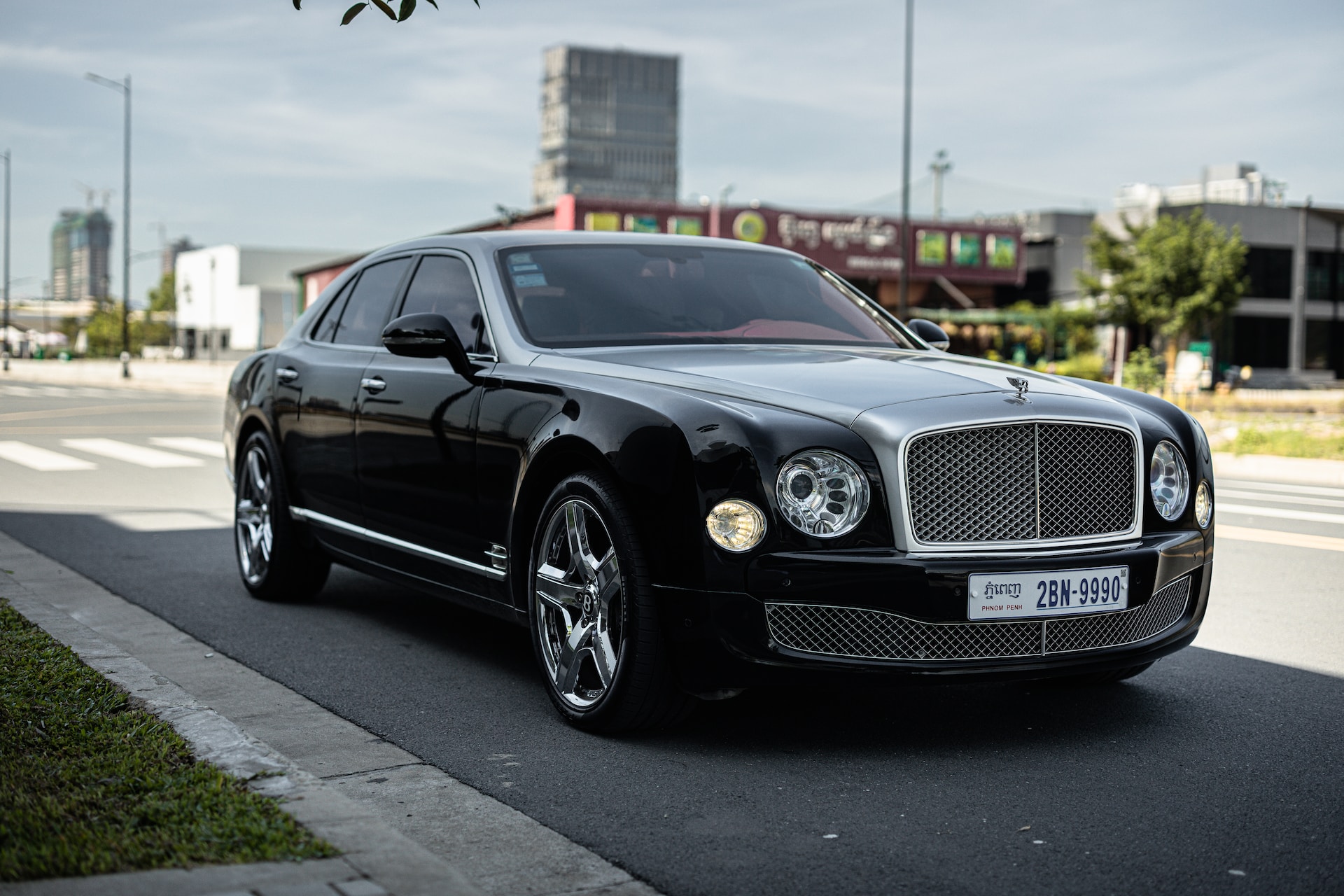 Unveiling Bentley’s Masterpiece: The Flying Spur Sedan