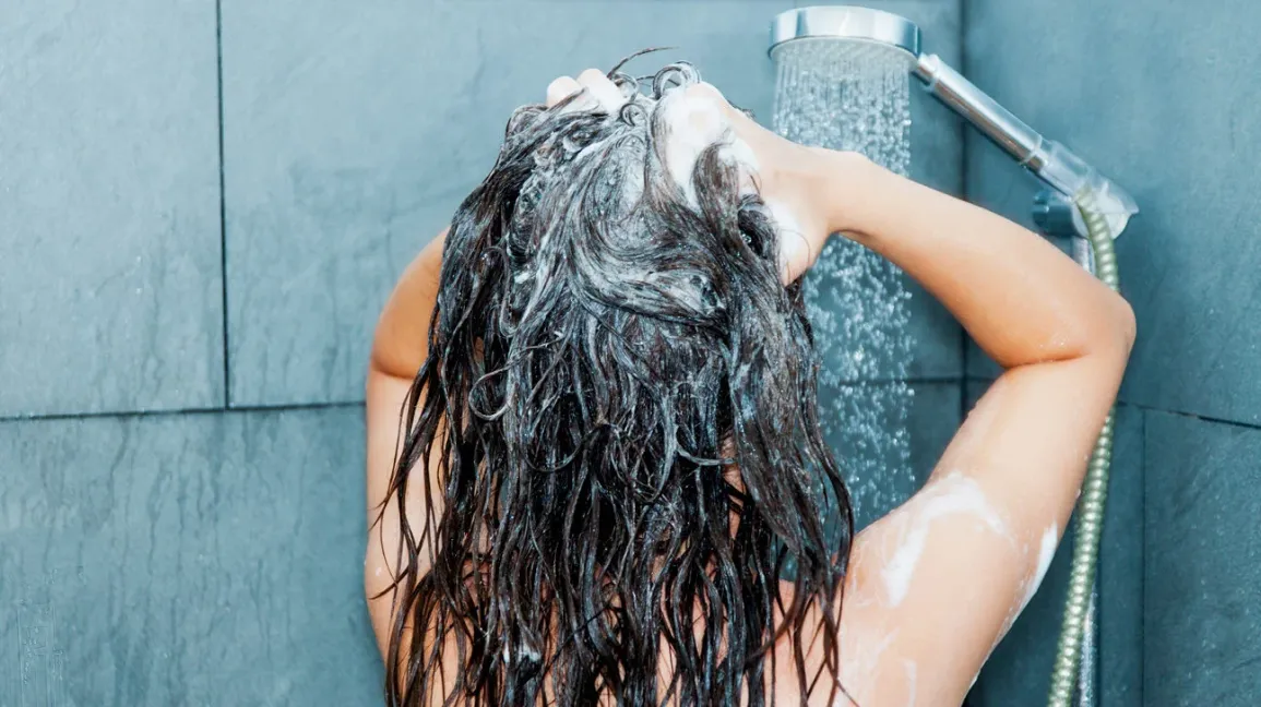 Spray Caution: Aviva Romm and Experts Delve into the Perils of Daily Dry Shampoo Habits