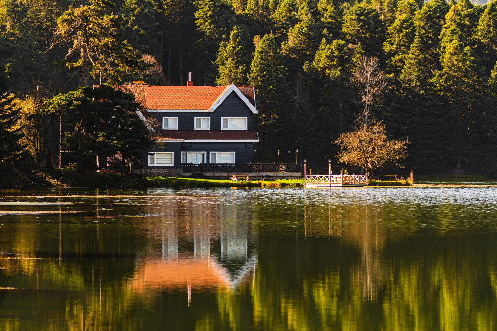 Waterside Wonders: 12 Stunning Homes Offering Serene Views