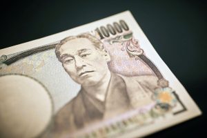 Japan Ramps Up Intervention Caution as Yen Weakens to 1990s Levels