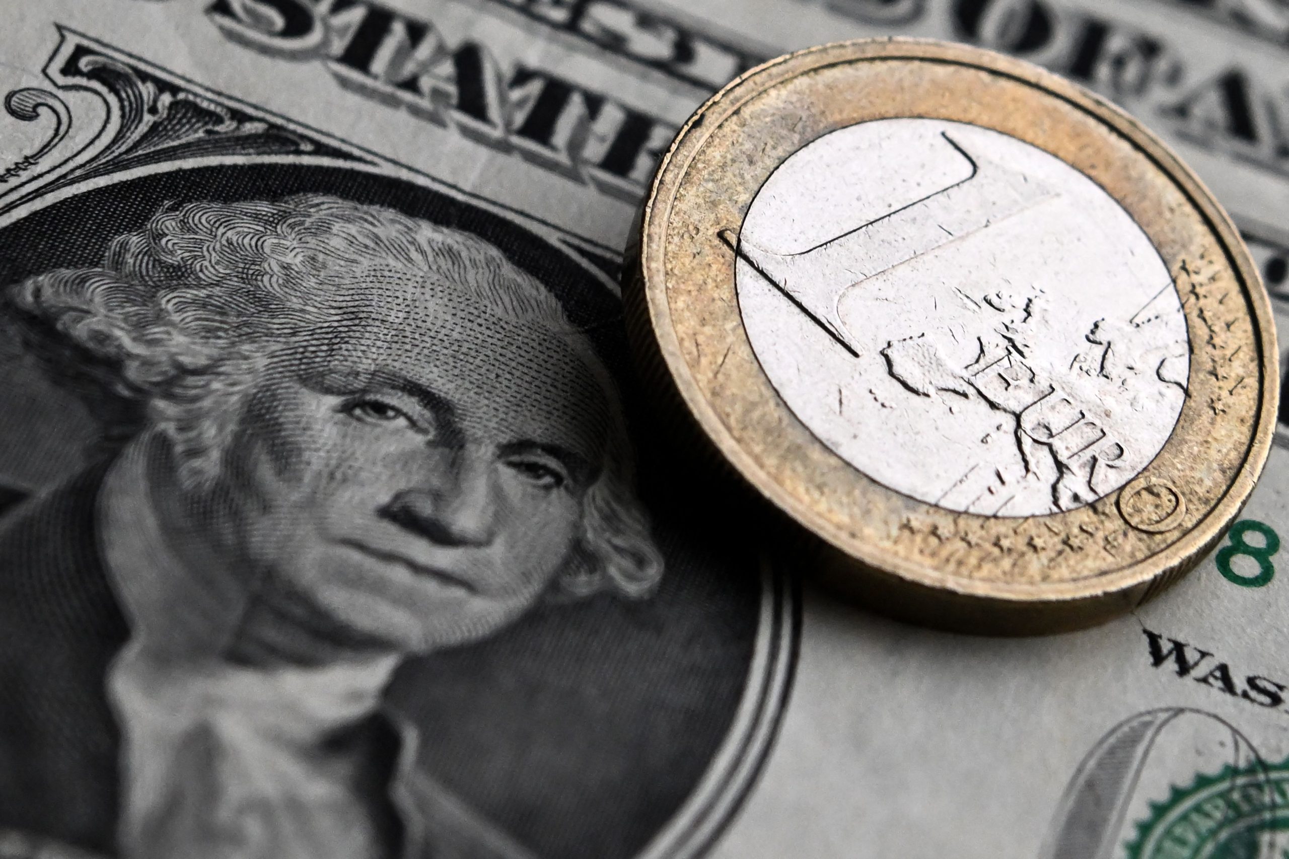 Investors Increase Wagers on Euro-Dollar Parity Amid Currency’s Decline