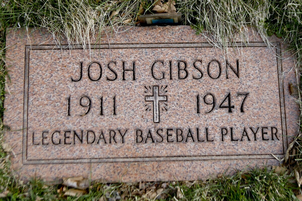 Josh Gibson Becomes MLB’s Career Batting Leader with .372 Average