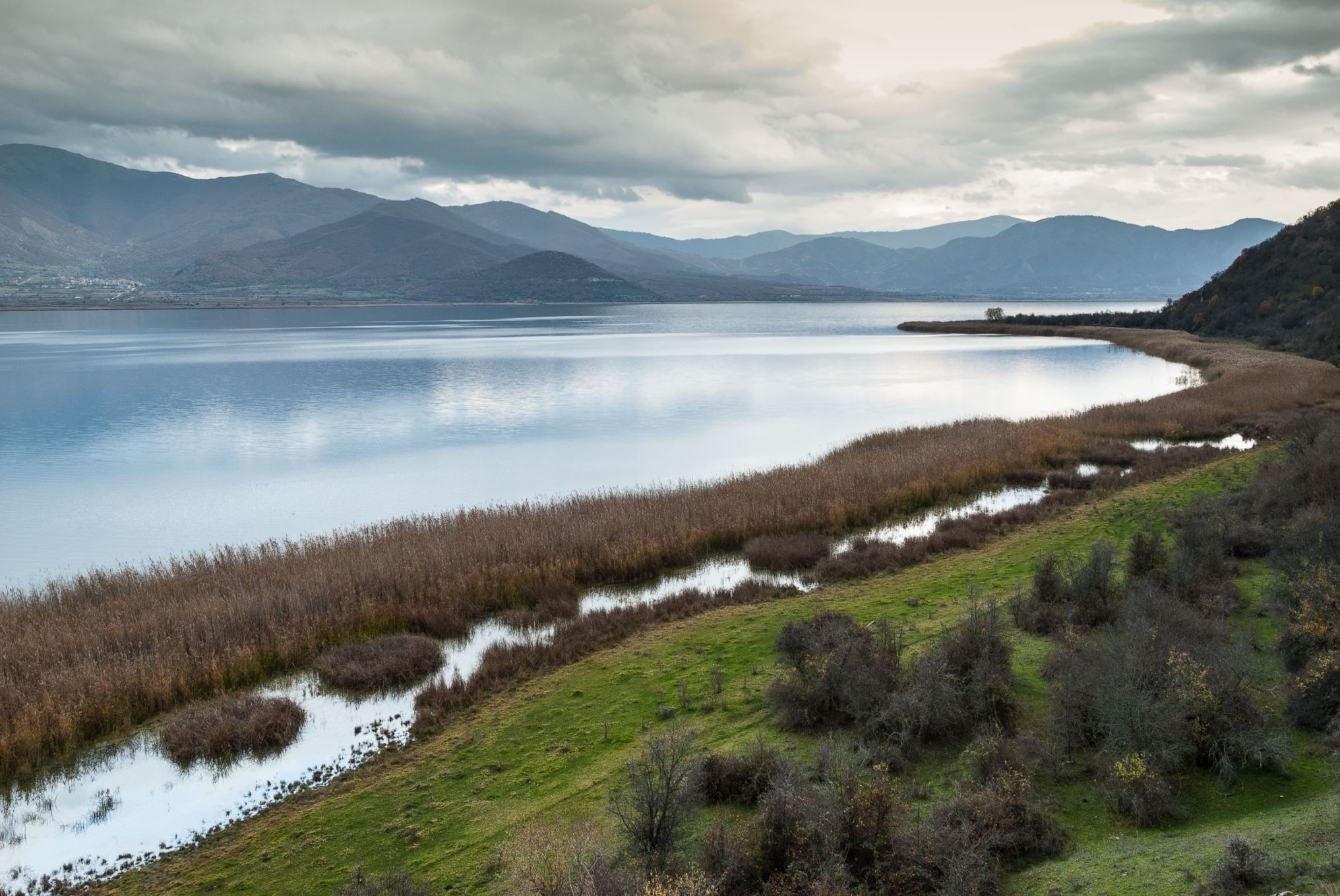 World’s Top Lakes: From Tahoe’s Majesty to Louise’s Splendor